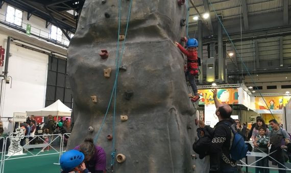 Largas colas en la zona de escalada de La Ciudad de Los Sueños / P.B.