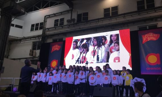 El coro 'Voces' en el escenario de La Ciudad de Los Sueños / P.B.