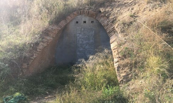 Puerta tapiada del canal de la Casa de l´Aigua / AROA ORTEGA