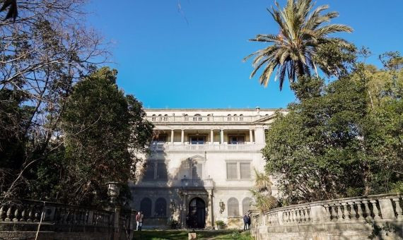 Palacete neoclásico en el interior de los jardines Ravetllat-Pla, el nuevo parque público de BCN.