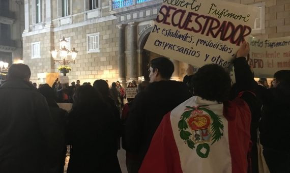 Manifestante contra el indulto de Fugimori en Sant Jaume / AROA ORTEGA