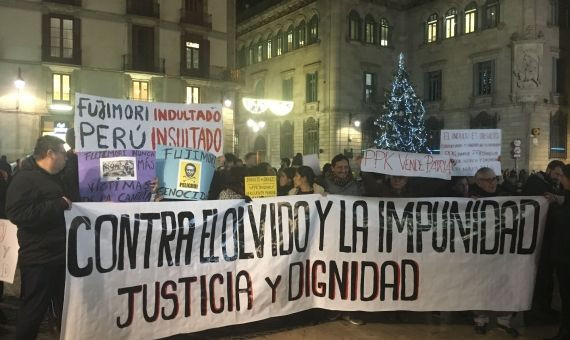 Pancarta contra la liberación del ex presidente peruano / AROA ORTEGA