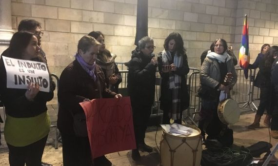 Copla peruana en plaza Sant Jaume contra la libertad de Fugimori / AO