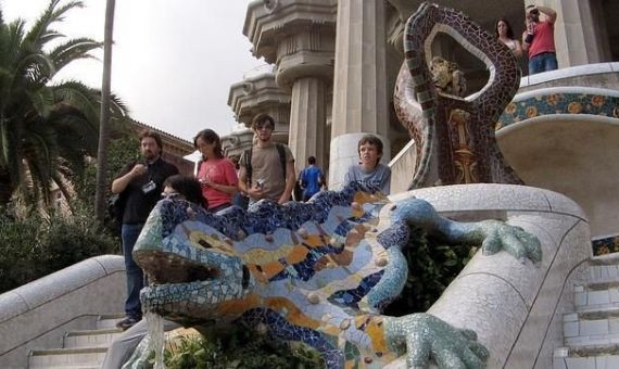 Turistas visitando el Park Güell / EFE