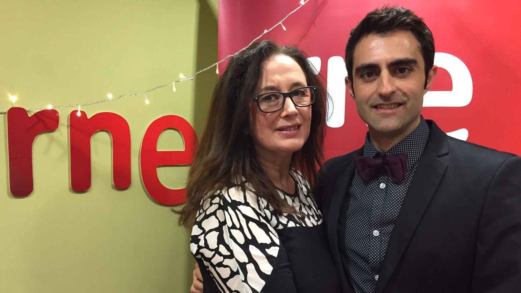 Elisenda Roca con Carles Mesa, del programa radiofónico 'Gente despierta' en RNE