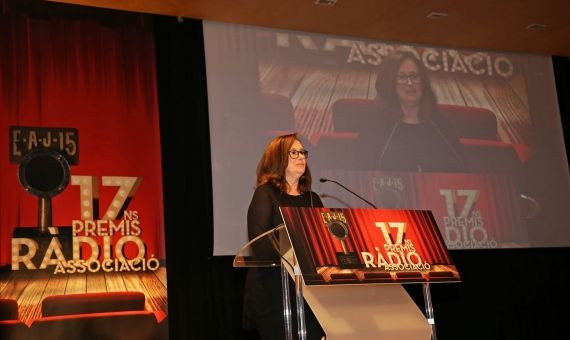 Elisenda recibiendo el premio de Ràdio Associció de Catalunya 