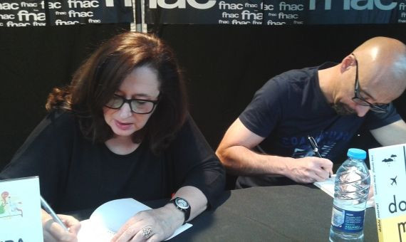 Elisenda con Salvador Macip, médico y co-autor con ella de 'Doble Mortal' firmando en S.Jordi