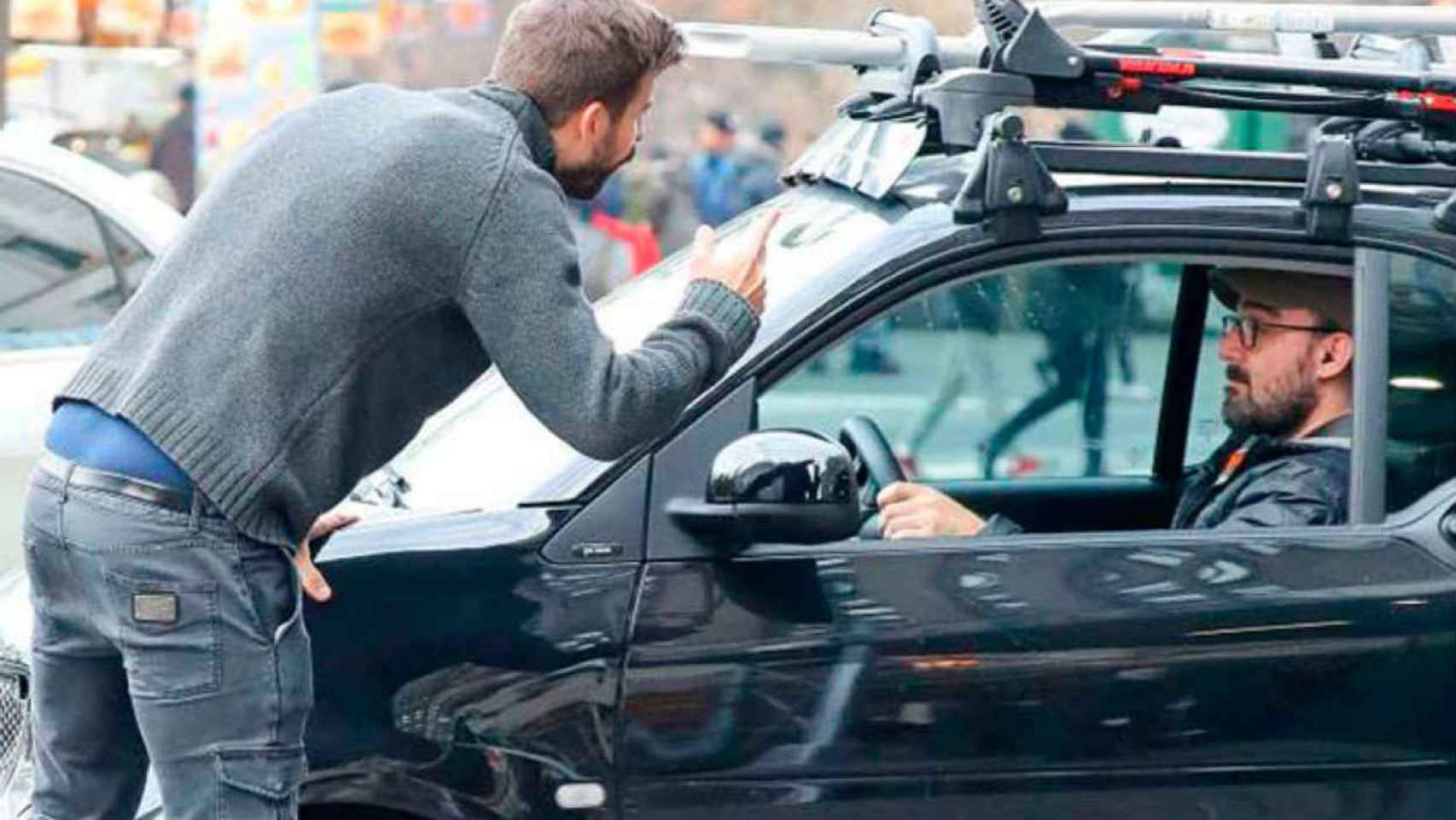 Gerard Piqué encarándose con un fotógrafo en las calles de Nueva York / TN8