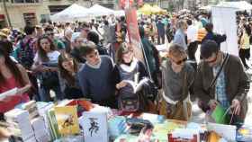 Una imagen de un puesto de Sant Jordi con los mejores libros 'made in Barcelona' de 2017 / EFE