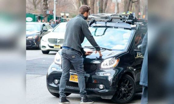 Piqué se puso delante del coche del paparazzi para impedir que se fuera / TN8