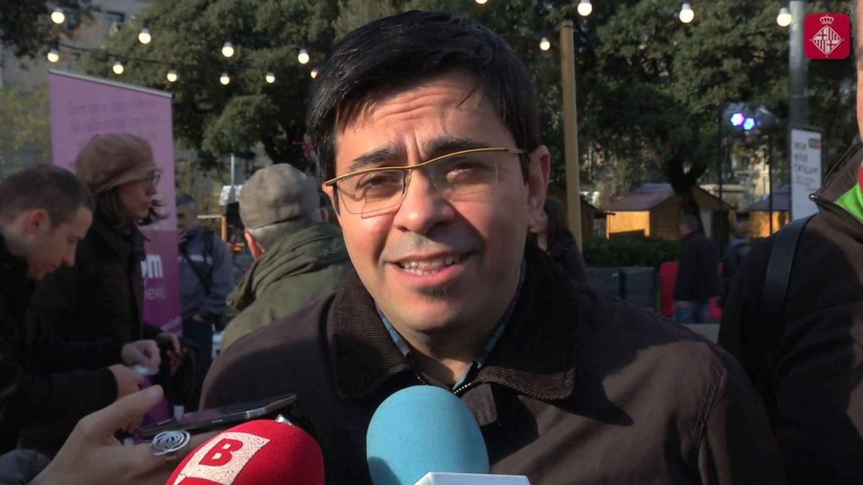 Gerardo Pisarello atiende a la prensa tras una visita a la feria de consumo responsable de la plaza de Catalunya