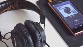 Móvil conectado a Spotify