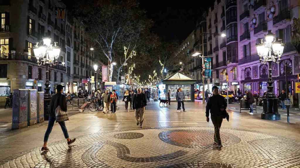 La iluminación navideña de las Ramblas es más bien escasa / Archivo