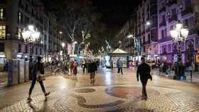 La iluminación navideña de las Ramblas es más bien escasa / Archivo