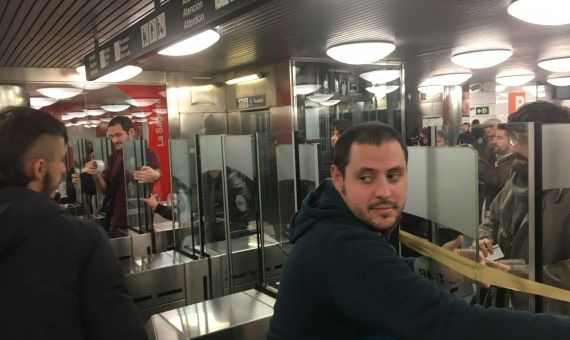 Miembros de la plataforma precintando la entrada del metro de La Sagrera / AO