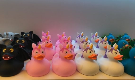 Los patitos más vendidos en Duck Store Barcelona son los de unicornios / P.B.