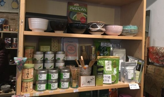 Estantería con todo lo necesario para preparar un té matcha / P.B.