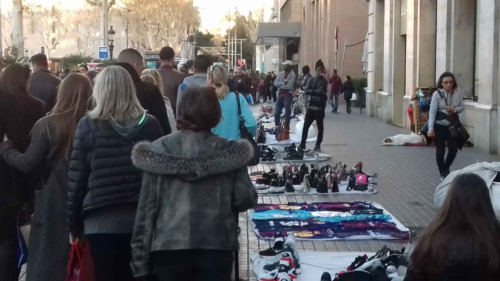 Vendedores del 'top manta' junto a la plaza de Catalunya / JORDI SUBIRANA