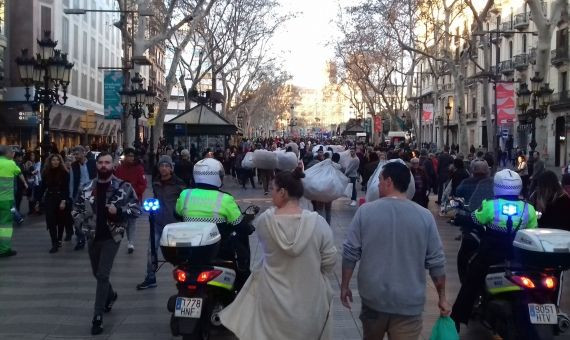 La GU hace recular a un grupo de manteros en plenas Ramblas  / JORDI SUBIRANA