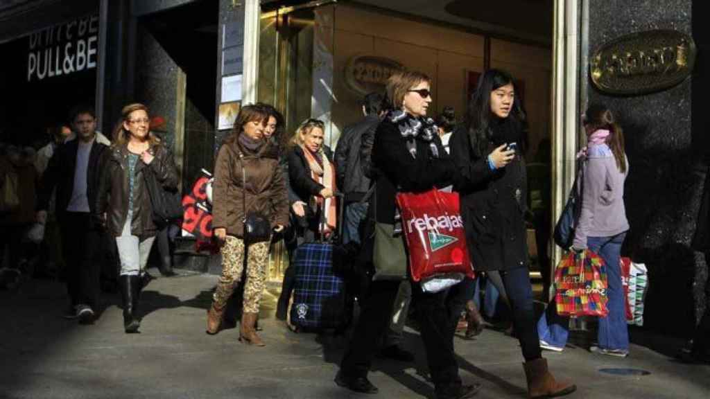 Personas de compras el primer día de rebajas / EFE