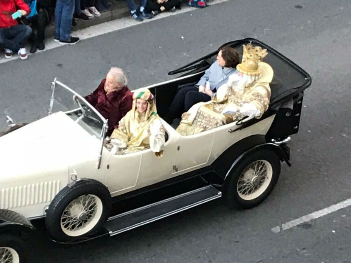 Ada Colau, en un rolls royce durante la cabalgata de Reyes de 2018