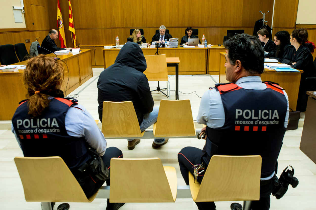 Imagen del conocido como 'violador del Eixample', condenado a 66 años, durante el juicio en 2018 