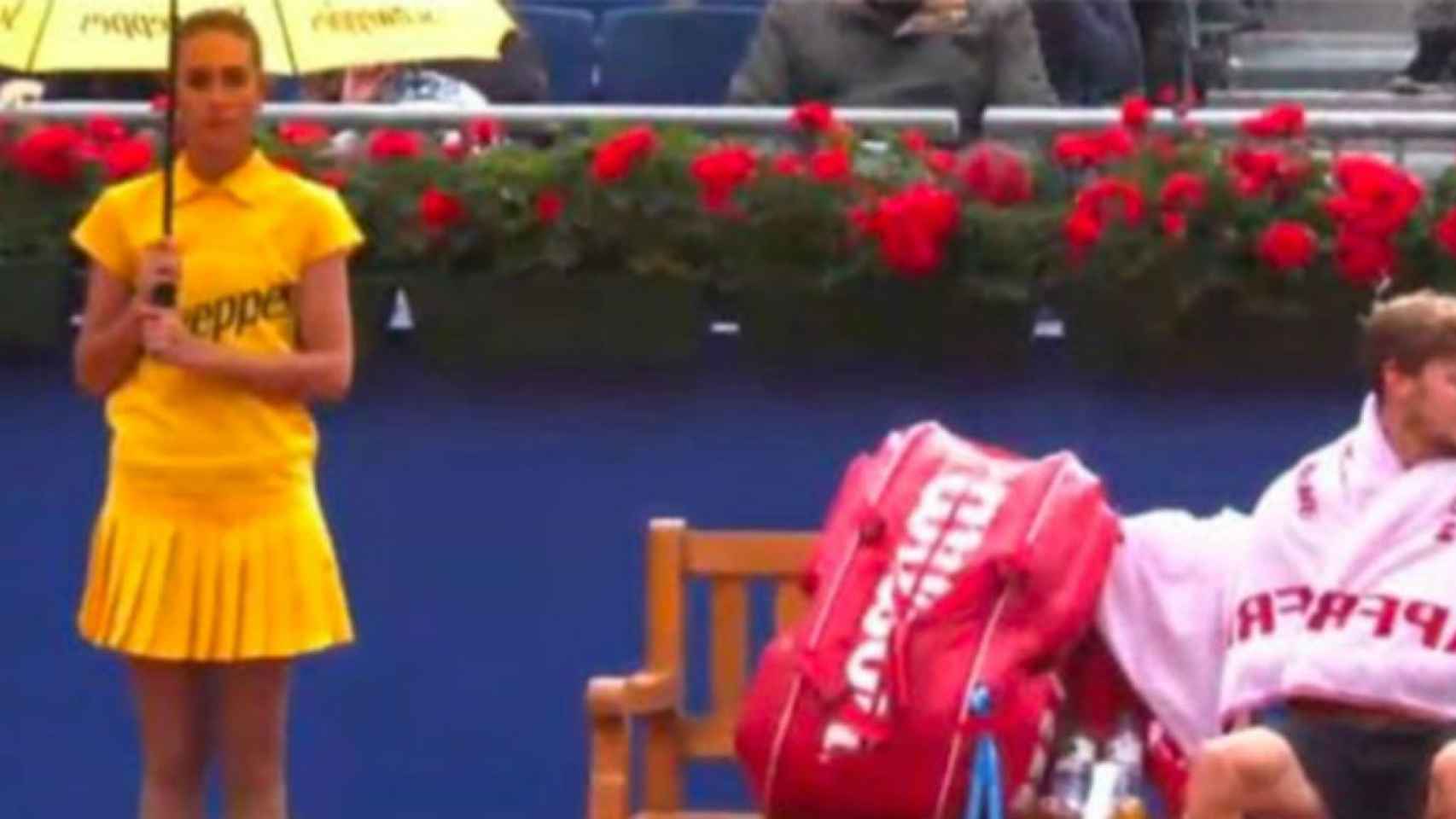 Una azafata bajo la lluvia y el frío en el pasado Trofeo Conde de Godó / TV