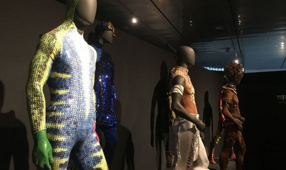 Vestuario de 'TOTEM' en la exposición que acoge Disseny Hub Barcelona / P.B.