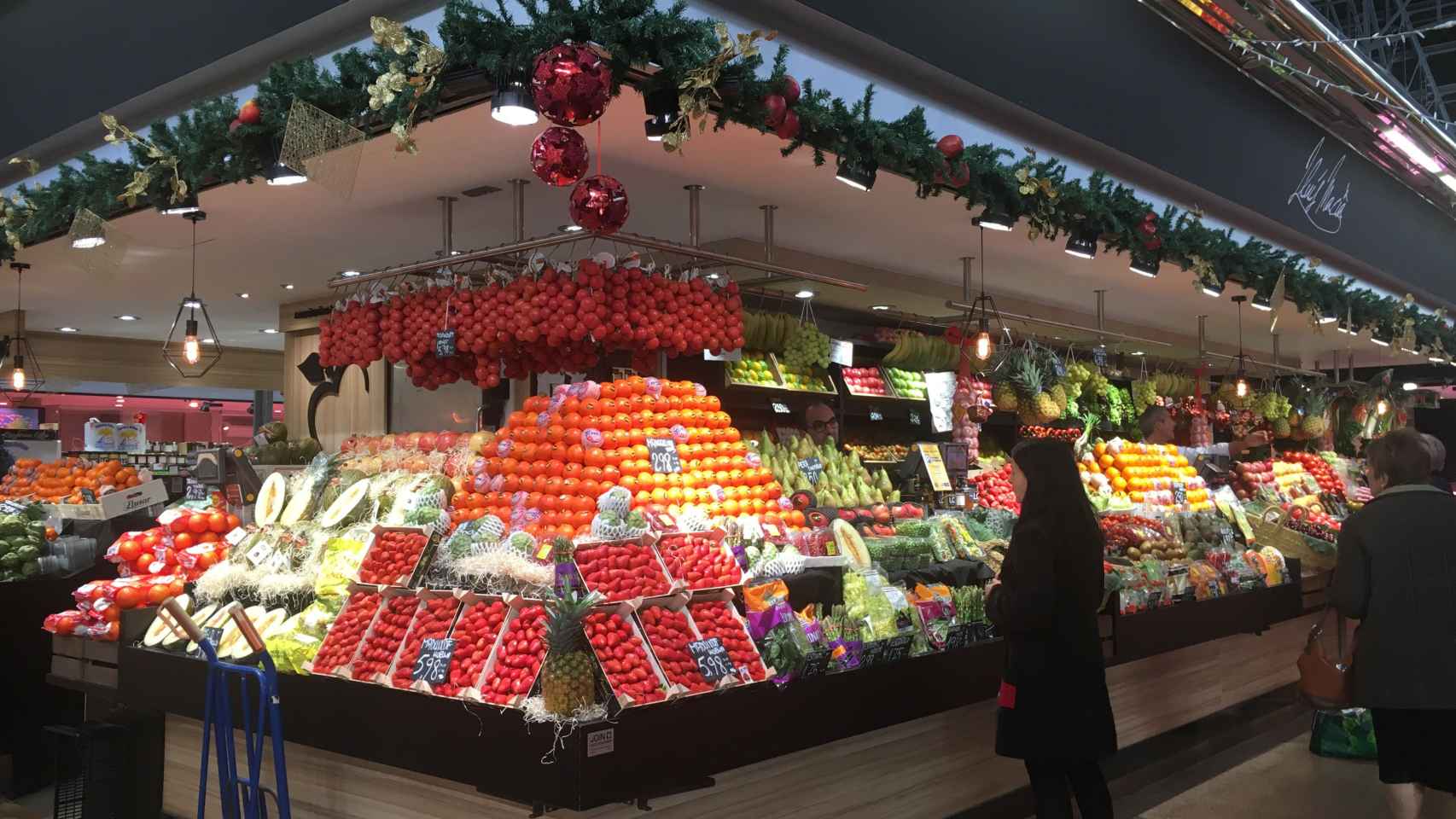 Una parada de fruta en el Mercat del Ninot / AROA ORTEGA