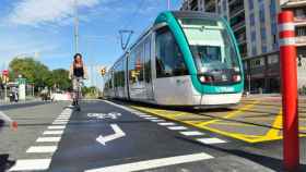 Vía compartida por un carril bici y otro de TRAM / AJUNTAMENT DE BCN