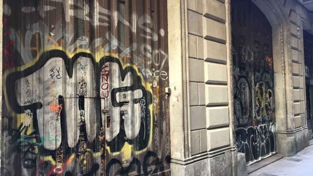 Pintadas en puertas de madera del Gótic / CARLOS RUFAS