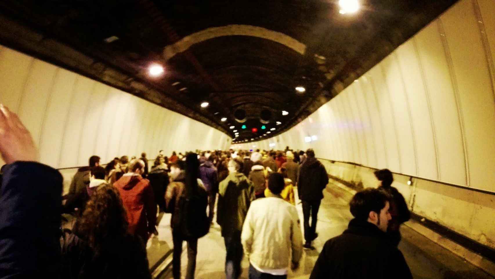 Vecinos de Horta cortan el túnel de la Rovia en defensa del 'Bloc 17' /  @_SENDA