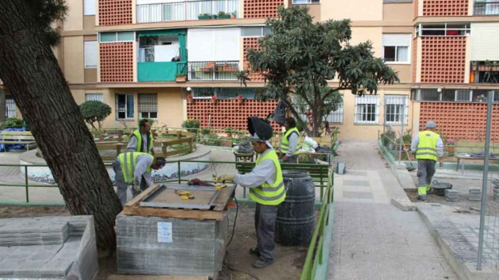 Trabajos de mantenimiento del espacio público del Pla d´Ocupació / AJUNTAMENT DE BCN