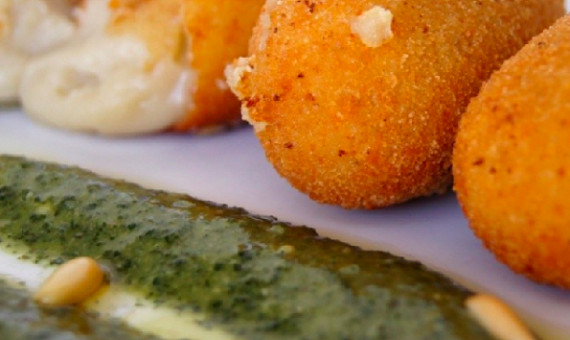 Croqueta de queso parmesano / DOÑA CRO 