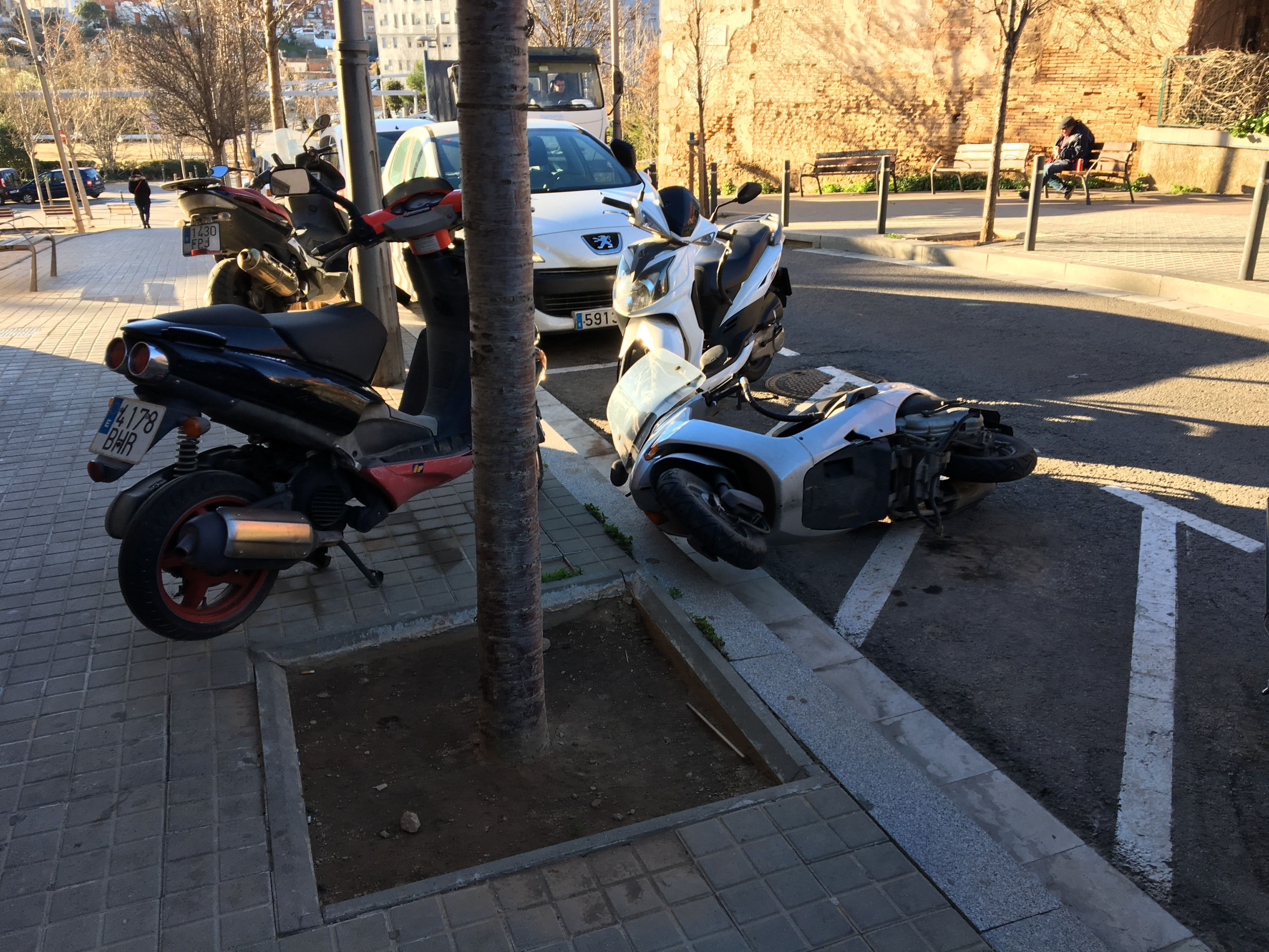 Una moto ha caído por culpa del fuerte viento / PABLO ALEGRE