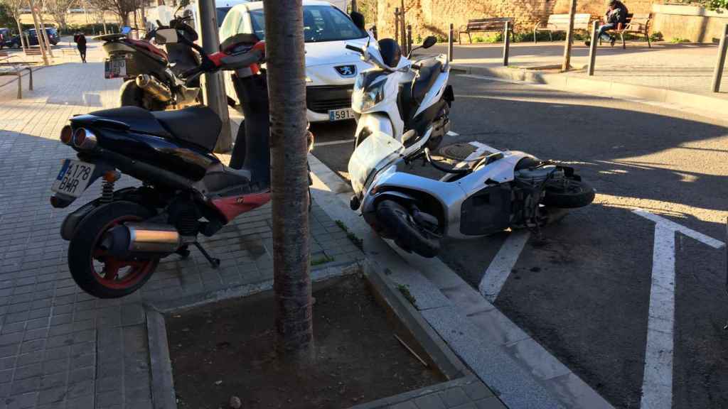 Una moto ha caído por culpa del fuerte viento / PABLO ALEGRE