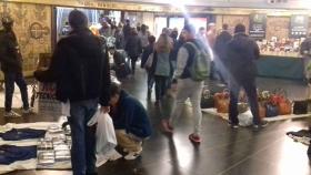 Vendedores del 'top manta' dentro de lTMB de plaza de Catalunya / JORDI SUBIRANA