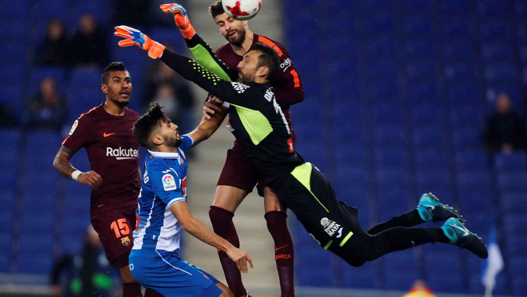 Piqué pugna con Diego López por un balón aéreo en el campo del Espanyol / EFE