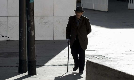 Abuelo en el Raval / ÁLVARO VENTURA