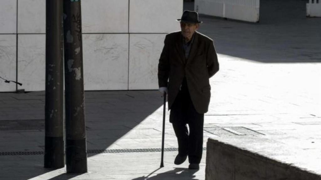 Abuelo en el Raval / ÁLVARO VENTURA