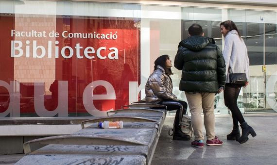 Estudiantes en el Raval / ÁLVARO VENTURA