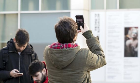 Tú fotografiando algo en el Raval / ÁLVARO VENTURA