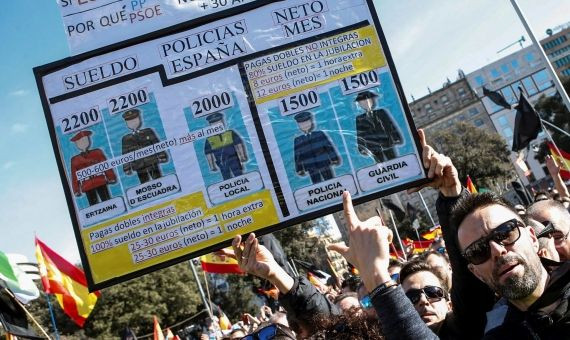 Manifestación de policías y guardia civiles en Barcelona / EFE/ ENRIC FONTCUBERTA