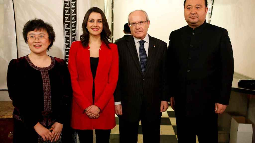 La Consul General China en Barcelona, Lin Nan, junto a Inés Arrimadas y José Montilla / EFE/ ENRIC FONTCUBERTA