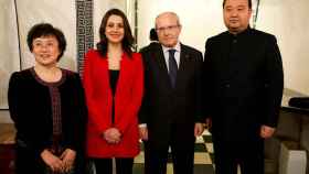 La Consul General China en Barcelona, Lin Nan, junto a Inés Arrimadas y José Montilla / EFE/ ENRIC FONTCUBERTA