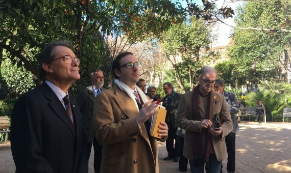 Artur Mas y el comisario de la muestra, Alber Torras, en el Palau Robert / P.B.