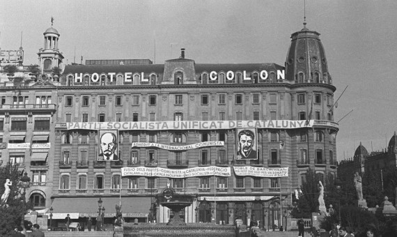 El Hotel Colón, en la Guerra Civil, convertido en sede del PSUC, con fotos de Lenin y Stalin / BARCELOFÍLIA