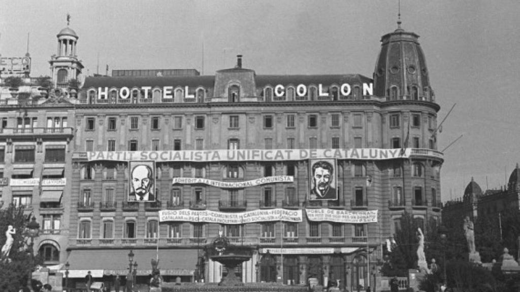 El Hotel Colón, en la Guerra Civil, convertido en sede del PSUC, con fotos de Lenin y Stalin / BARCELOFÍLIA