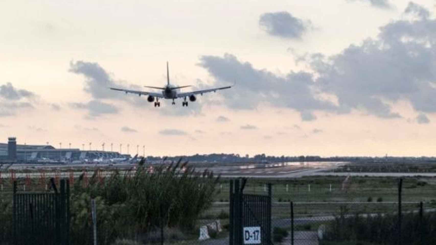 Avión aterrizando en el Aeropuerto de Barcelona-El Prat / ÁLVARO VENTURA