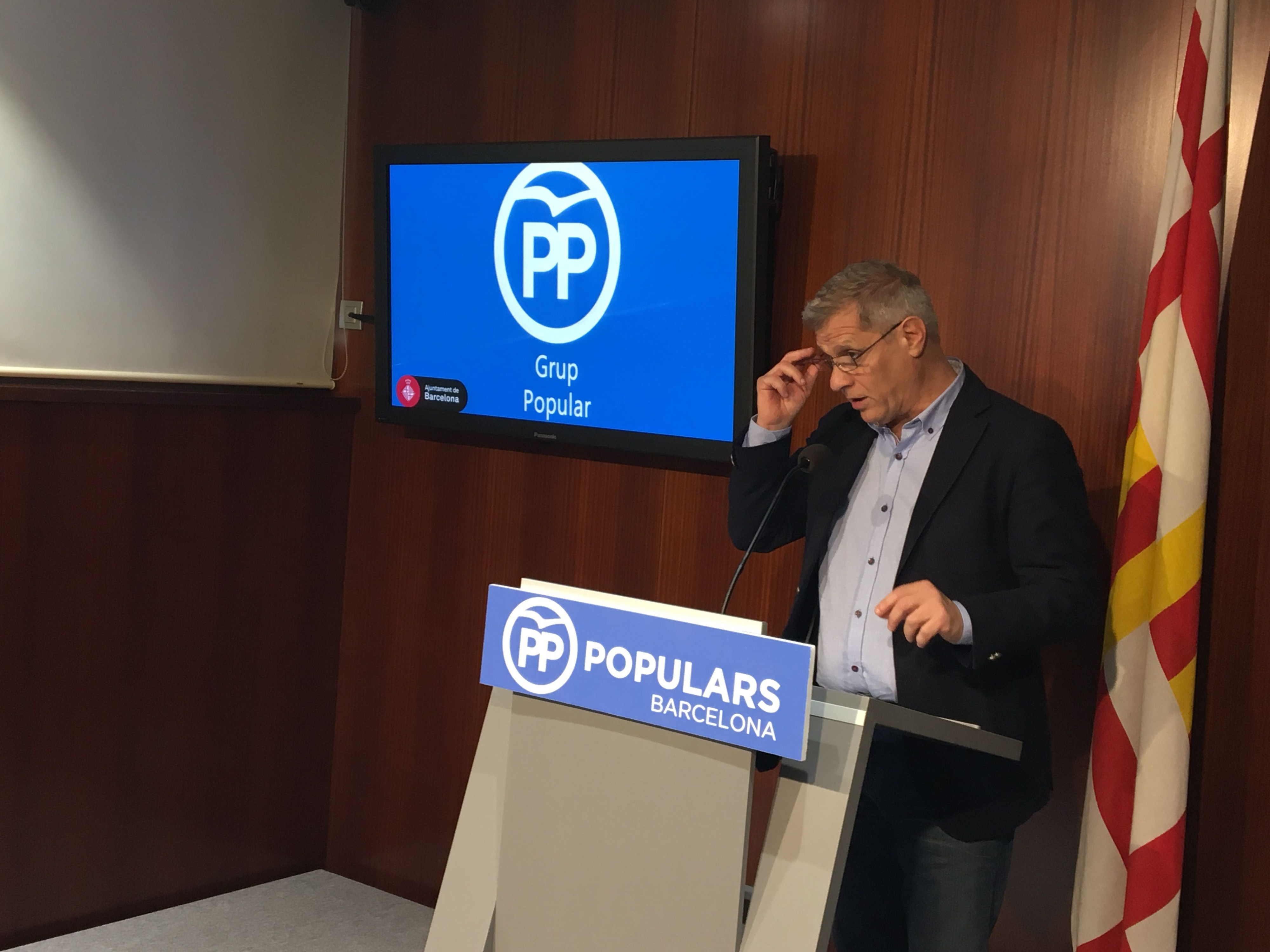 Alberto Fernández (PP) durante la rueda de prensa en el Ayuntamiento de Barcelona / X. A.